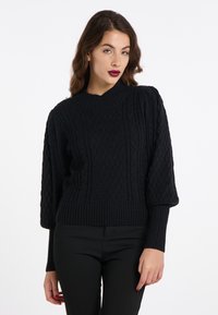 Pulover negru tricotat, cu guler ribbonat, mâneci până la trei sferturi și modele texturate în formă de diamant, oferind o siluetă confortabilă și structurată.