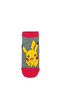 Calcetines grises con un puño rojo, que presentan un gran gráfico de Pikachu en amarillo. Están hechos de una tela suave, tienen una textura lisa y una punta redondeada.
