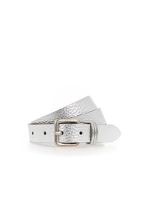 Ceinture en cuir argenté texturé avec une boucle en métal carrée et plusieurs trous d'ajustement, enroulée sur un fond blanc.