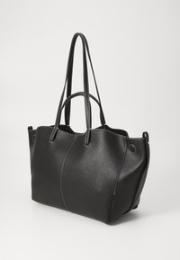 Sac fourre-tout en cuir noir à finition texturée, doté de doubles poignées, de coutures contrastantes et d'un design spacieux avec une base arrondie.