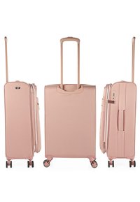 Maleta rígida de color rosa claro, con un mango telescópico, cuatro ruedas giratorias y cierre de cremallera. Superficie lisa sin patrones visibles.