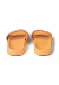 Oranžas slīdņa sandales ar strukturētu jostu, atvērtu purngalu un gludu zolīti. Viegls materiāls, piemērots ikdienas valkāšanai.