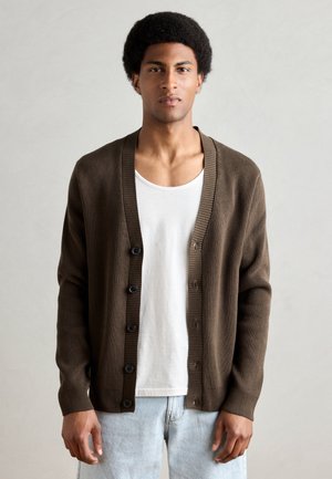 BUTTON CARDIGAN - Cardigan - brown
