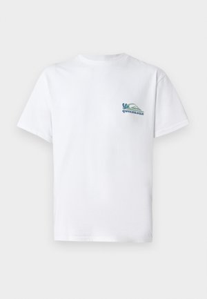 T-shirt en coton blanc à manches courtes et col rond. Présente un logo Quicksilver coloré sur la poitrine gauche, représentant des montagnes et des vagues.