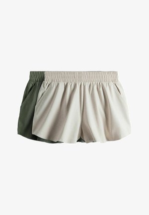 Zwei Paar Shorts mit elastischem Bund, ein beiges vorne und ein olivgrünes teilweise dahinter sichtbar, beide mit Seitentaschen.