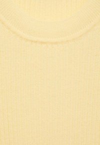 Žltá pletená mikina s rebrovaným vzorom, obdĺžnikovým výstrihom a hladkou textúrou. Tkanina vykazuje svetlý, rovnomerný vzor po celej ploche.