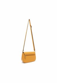 Bolso de hombro amarillo de cuero con forma curva, un bolsillo con cremallera y una larga correa ajustable. Superficie texturizada con costuras sutiles.