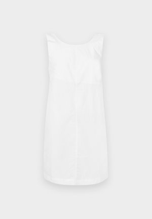 Balta bez piedurknēm izgatavota kokvilnas kleita ar noapaļotu kakla izgriezumu, līdz ceļiem garu, un gludu, vienkāršu tekstūru. Nav rakstu vai akcentu.