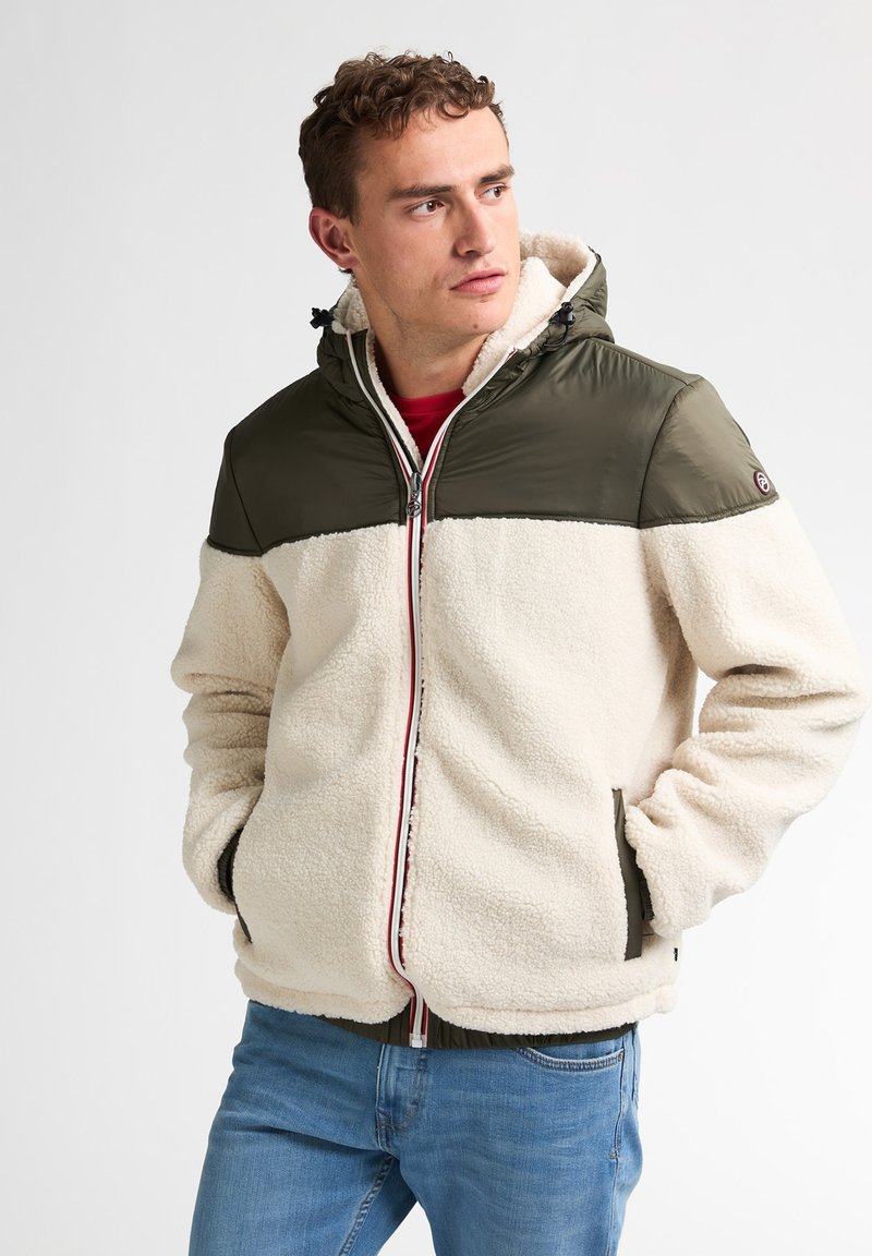 Fleece-gevoerde jack met een crèmige body en olijfgroene schouders, met een ritssluiting, zakken en een capuchon met verstelbare koorden.
