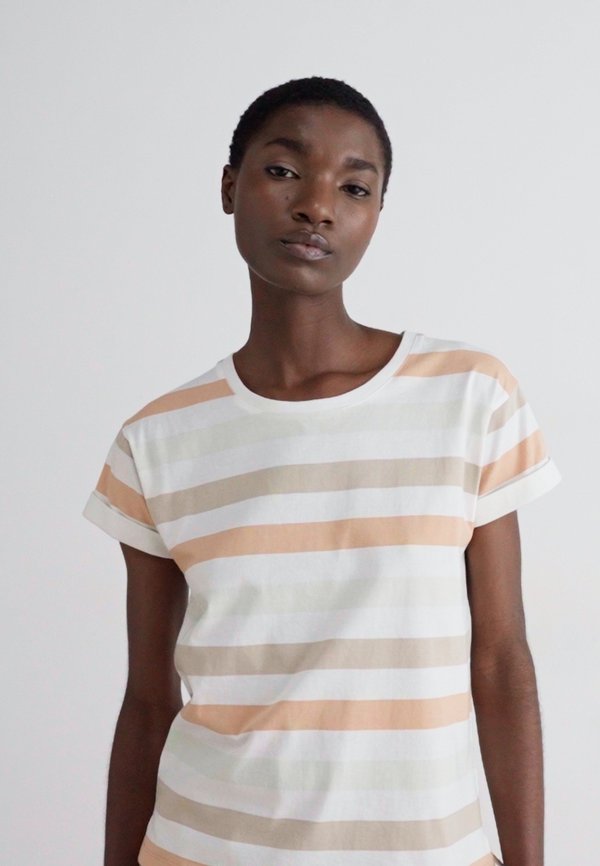 LYNDALE - Print T-shirt - toast2