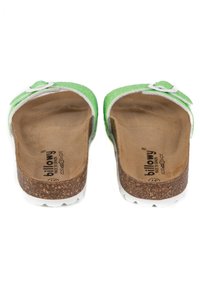 Sandales vertes à enfiler avec une tige texturée, semelle en liège et semelle en caoutchouc blanc. Présente un accent de boucle proéminente.