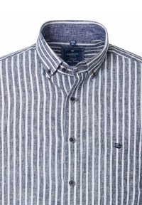 Blauw-wit gestreepte overhemden met knopen en een kraag, met bruine knopen, een klein logo op de borst en een gestructureerde stof.