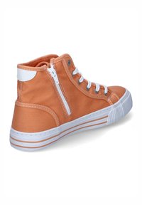 Oranges Canvas High-Top-Sneaker mit weißer Gummisohle, weißen Ösen und seitlichem Reißverschlussdetail. Mit kontrastierendem, gestreiftem Sohlenmuster.