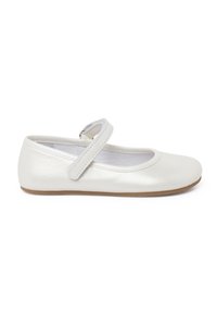 Zapato plano Mary Jane de cuero blanco con punta redondeada, correa ajustable y acabado suave. Cuenta con una suela flexible y un interior acolchado.
