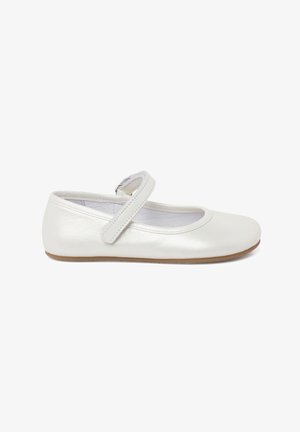 Witte leren Mary Jane platte schoen met een ronde neus, verstelbaar bandje en een gladde afwerking. Beschikt over een flexibele zool en een gevoerde binnenkant.