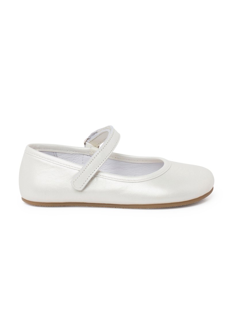 Zapato plano Mary Jane de cuero blanco con punta redondeada, correa ajustable y acabado suave. Cuenta con una suela flexible y un interior acolchado.