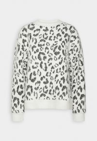 Weißer Pullover mit einer flauschigen Textur, der mit einem schwarzen Leopardenmuster durchzogen ist. Klassischer Rundhalsausschnitt und gerippte Bündchen.