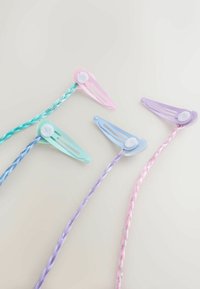 Patru cleme de păr în culori pastelate: verde mentă, roz, albastru și lavandă, fiecare cu o panglică împletită și un accent din fetru circular.