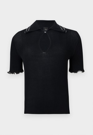 Haut en maille noir à manches courtes côtelé, avec encolure goutte d'eau, col évasé orné d'une bordure argentée, et bords de manches festonnés avec détails argentés.