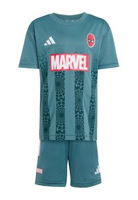 Completo sportivo verde in due pezzi composto da una maglietta a maniche corte con motivo a ragnatela e logo 'MARVEL', abbinato a pantaloni corti coordinati.