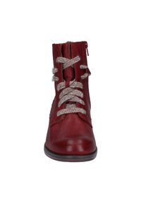 Bota de tobillo de cuero rojo con cordones de punto gris, cierre con cremallera lateral, punta redondeada y acabado suave. Acentos texturizados en el empeine.