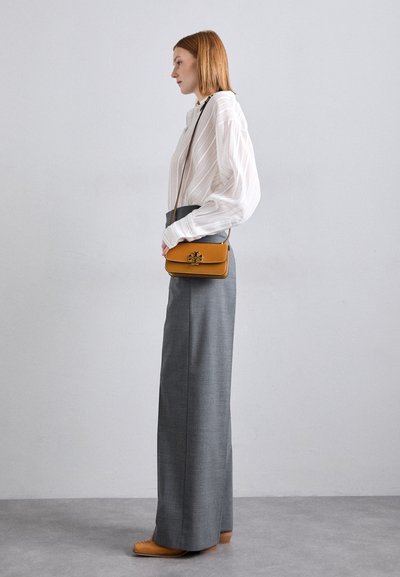 Tory Burch ELEANOR SMALL CONVERTIBLE SHOULDER BAG - Handbag - whiskey