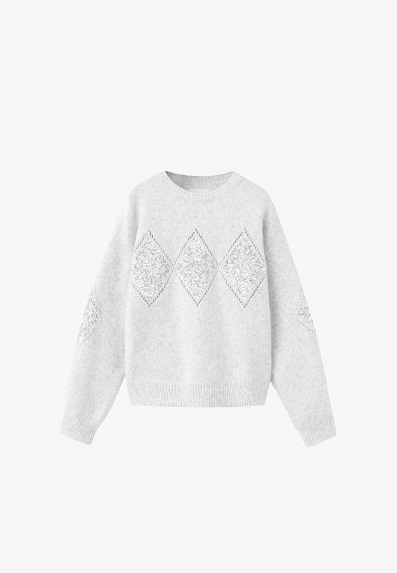 Svijetlosivi pleteni pulover s okruglim izrezom, spuštenim ramenima i geometrijskim dijamantnim uzorcima s čipkastim umetcima na rukavima.