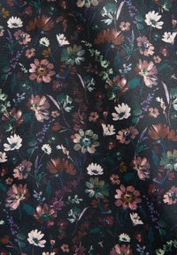Schwarzer Stoff mit einem floralen Muster, das verschiedene Blumen in Schattierungen von Rosa, Weiß, Grün und Lila zeigt, mit blattartigen Akzenten und einer strukturierten Oberfläche.