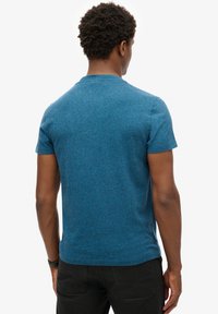 Blauw heide crew-neck t-shirt met korte mouwen, gemaakt van een zachte, gestructureerde stof. Heeft een rechte zoom en geen zichtbare logo's of patronen.