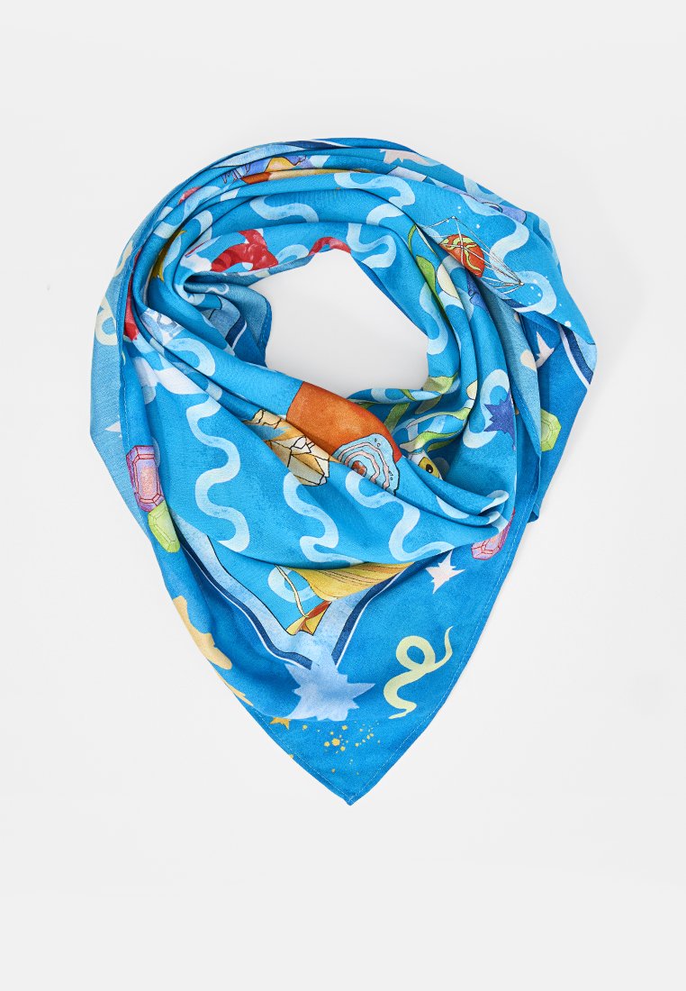 Bufanda azul con un diseño caprichoso que presenta varios patrones coloridos, incluyendo olas, barcos y otros motivos, hecha de un tejido ligero.