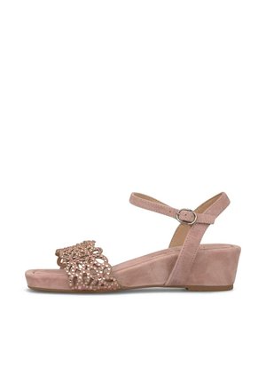 Sandalia de cuña de ante rosa con correa en el tobillo y diseño decorativo de recortes con cuentas sobre los dedos.