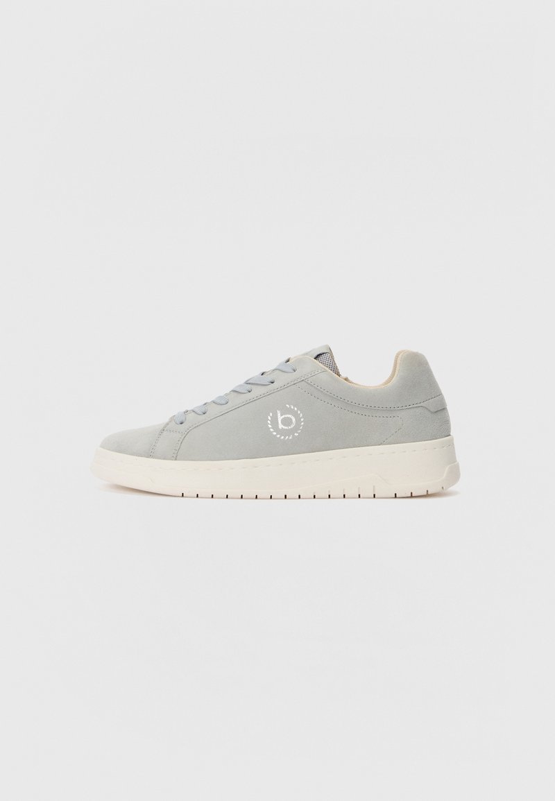 Baskets basses en daim gris clair avec semelle blanche, lacets et un logo circulaire « b » sur le côté, présentées de profil sur un fond uni.