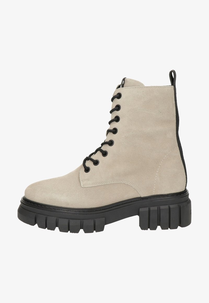 Botte de combat en daim beige avec semelle crantée noire épaisse, lacets noirs et languette noire à l'arrière.