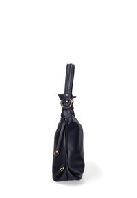 Donkerblauwe leren handtas met gouden hardware, enkele bovenhandgreep en zijtassel detail, weergegeven vanaf de zijkant op een witte achtergrond.