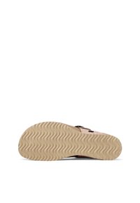 Sandalo con suola in gomma beige texturizzata con motivo ondulato, cinturino regolabile e tomaia in tessuto intrecciato multicolore.