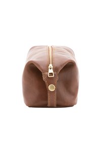 Borsa da toilette in pelle marrone con zip, di forma rettangolare, cuciture visibili e un bottone in ottone sul lato.