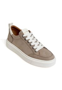 Sneaker in suede grigio con suola e lacci in gomma bianca, caratterizzata da un'accensione del logo dorato sulla linguetta e pannelli laterali testurizzati.