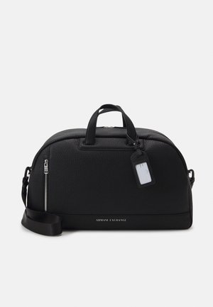 Borsa in pelle nera con superficie a ciottoli, forma arrotondata, manici superiori, una tracolla regolabile e un logo visibile nella parte inferiore.