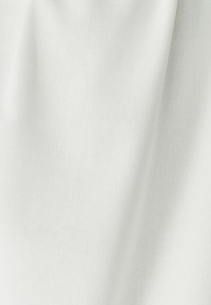 Biely textil s jemnou, textúrovanou väzbou, ktorý vykazuje jemné splývanie a subtílnu hru svetla na povrchu. Ideálny pre rôzne textilné aplikácie.