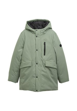 Cappotto invernale verde con cappuccio, fodera interna nera, bottoni a scatto frontali, due tasche a pattina e una tasca verticale con zip sul petto.