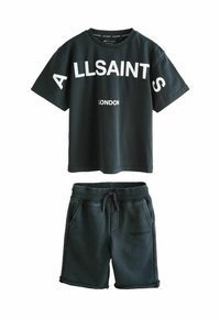 Must ja mustast puuvillast T-särgis on suur valge "ALLSAINTS" tekst ja "LONDON" logo, mis on ühendatud sobivate mustade lühikestega, elastse vöökoha ja küljetaskutega.