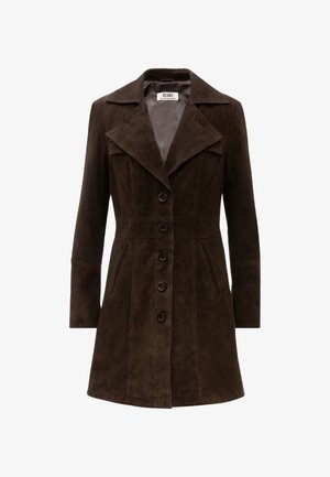 Manteau en daim marron avec un col cranté, des boutons sur le devant et des poches latérales. Présente une silhouette ajustée et une texture lisse.