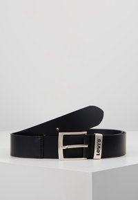 Ceinture en cuir noir avec une boucle en métal argenté. Présente le logo "Levi's" sur la boucle. Texture lisse, largeur standard.