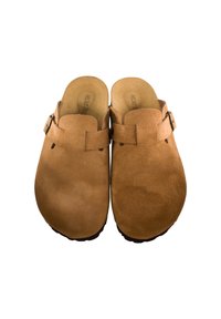 Zuecos de ante marrón con puntera redondeada, dos recortes laterales y un detalle de hebilla metálica ajustable. Textura suave y plantilla acolchada.