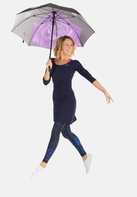 Abito navy con maniche a tre quarti, accenti rosa, leggings blu a fantasia e un ombrello nero con un design di rose viola.