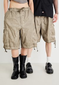 Jaded London WASH PARACHUTE UNISEX - Šortai - stone oil