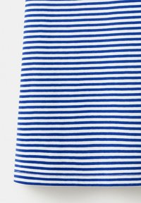 Tissu à rayures horizontales bleues et blanches avec des rayures étroites uniformément espacées et une couture visible à l'ourlet en bas.