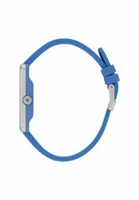 Montre avec un bracelet en silicone bleu, présentant un boîtier rectangulaire en argent et une couronne bleue ronde, dotée d'un design simple et minimaliste.
