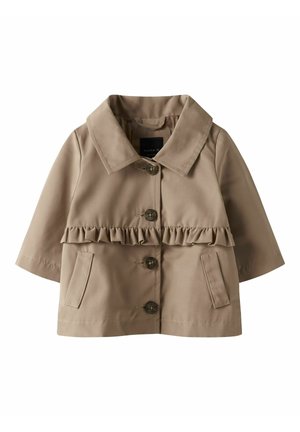 Beżowy płaszcz dla małego dziecka z szerokim kołnierzem, zapięciem na guziki z przodu, dwoma bocznymi kieszeniami i falbanką na klatce piersiowej oraz rękawach o długości do łokcia.