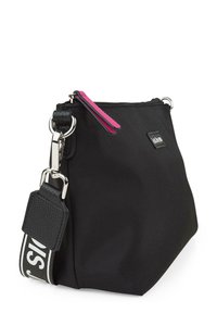 Bolso bandolera negro de nailon con cierre de cremallera, que cuenta con tiradores de cremallera rosa, herrajes plateados y una correa negra texturizada con acentos blancos.